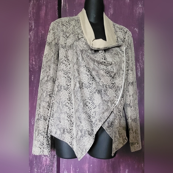 INC International Concepts.faux suede snakeskin print draped jacke - Picture 3 of 7